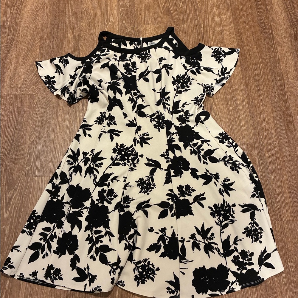 Black and White Ruffled Cold Shoulder Sundress
Size 18
PTP 21
Lenght 38